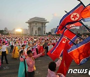 '광복절' 맞은 북한, 개선문광장에서 야회…"차넘치는 환희"