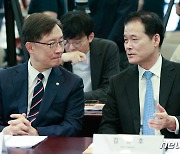 탈북민 강제송환 반대 세미나 찾은 김영호 장관