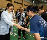 배드민턴 여자단식 세계랭킹 1위, 안세영과 인사 나누는 장미란 차관