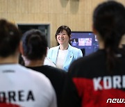 역도 국가대표 후배들 찾아온 장미란 차관