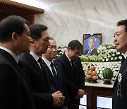 박근혜 “조문 못해 미안”…尹대통령 “마음만으로 감사”