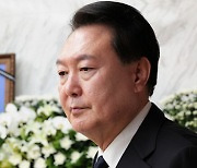 Yoon receives bipartisan condolences after father's death