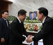 이재명 조문 맞이한 尹 “바쁘신데 찾아줘 고맙습니다”