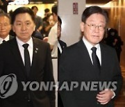 윤석열 대통령 부친 빈소에 각계 인사 조문 이어져