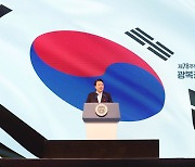 윤 대통령 "독립운동은 건국운동"…더불어민주, 이승만·관보 1호 제시