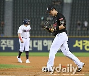 [MD포토] 오윤석 '실점 위기 막아낸 호수비'