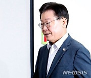 최고위원회의 참석하는 이재명 대표