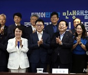 박수치는 박광온 원내대표와 김기문 회장