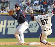 안치홍, 손가락에 타구 맞고 교체…"병원 검진 예정"