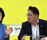 대화하는 배진교 원내대표와 심상정 의원