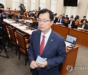 퇴장하는 이만희 간사