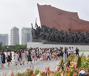 김일성·김정일 동상에 헌화하는 북한 주민들