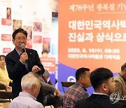 한미동맹 전시 설명하는 박보균 장관