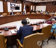 사회관계 장관회의에서 발언하는 이주호 부총리