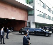 尹, 부친 발인제 엄수...운구차 연세대 상경대 돌아 장지로