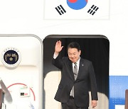 [포토]윤석열 대통령, 한미일 정상회의 참석차 출국