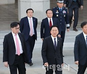 [포토]이동하는 김기현 대표-김대기 비서실장