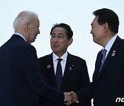 기시다, 한미일 정상회의 하루 전 출국…尹과 오염수 얘기 나눌까