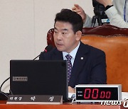 환노위 전체회의 주재하는 박정 위원장