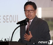 인사말 하는 패트릭 리 프리즈 서울 디렉터