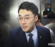 국회 윤리특위 마치고 나서는 김남국 의원