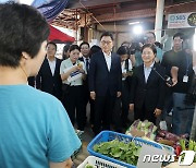 시장상인 이야기 경청하는 박광온 원내대표