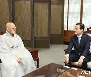 김영호, 조계종 진우 총무원장 만나 "민간교류 재개 협력"