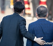 이상민 행안부 장관과 이동하는 윤석열 대통령