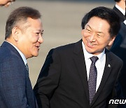 윤 대통령 환송 나온 김기현 국민의힘 대표와 이상민 행안부 장관