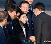 조이 사쿠라이 주한미국 대사대리와 인사 나누는 윤 대통령