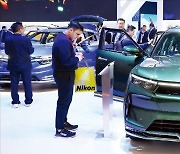 나스닥 데뷔한 '베트남 전기차'…단숨에 벤츠·BMW 시총 제쳤다