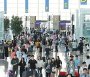 "인천공항 완전 정상화 선언"...여름 성수기 여객 '북적북적'