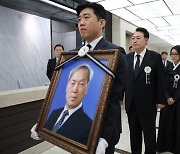 Funeral ceremony held for president's father