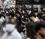 “영화 부산행처럼 뛰어”…3호선 맨발男에 승객 대피 소동