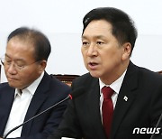 與 "尹대통령, 한미일 정상회의 참석…韓 글로벌 중추국 됐다는 것"