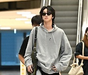 [MD포토] 세븐틴 디에잇 '저녁 공항 실내에서도 선글라스 필수'