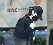 세븐틴 우지, 큰 가방 메고 고개 숙이며 출국 [포토엔HD]