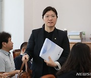 체육관광법안심사소위 출석하는 장미란 2차관