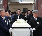 '윤기중 연세대 명예교수 발인' 고인 배웅하는 윤 대통령 부부