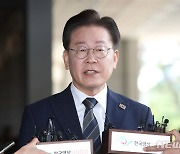 "벌써 네 번째입니다"…태극기 배지하고 검찰 출석한 이재명