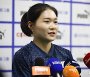 질문에 답하는 김연견