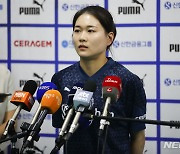 질문에 답하는 김연견