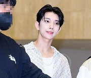 세븐틴 조슈아, '열애설 논란 후 미소로 인사' [사진]