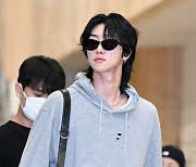 세븐틴 디에잇, '구멍 뚫린 후드티' [사진]