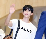 세븐틴 도겸, '멋진 손인사' [사진]