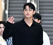 세븐틴 민규, '은근한 노출' [사진]