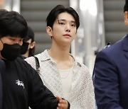 '인플루언서 열애설' 세븐틴 조슈아 일본 출국..침묵의 미소[종합]