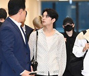 세븐틴 조슈아 '공항 마중나온 팬들 바라보며'[엑's HD포토]