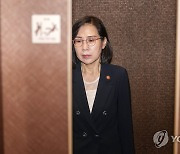 정부청사 들어서는 김현숙 장관