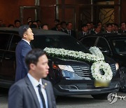 장례식장 떠나는 윤기중 연세대 명예교수 운구 차량